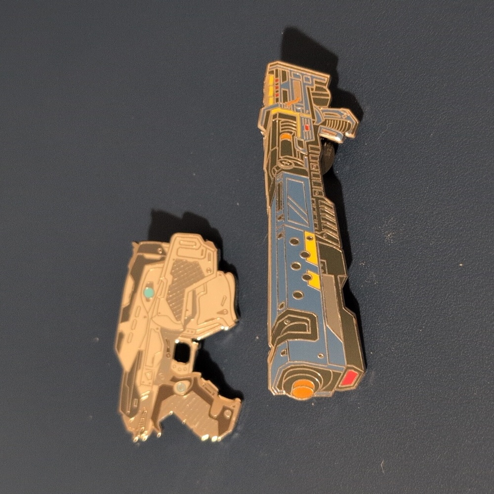 Set Of Two (2) Gears Of War 4 Collector Pins - Embar And Snub